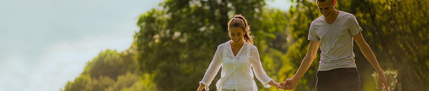 Couple sans allergie qui marche dans un parc