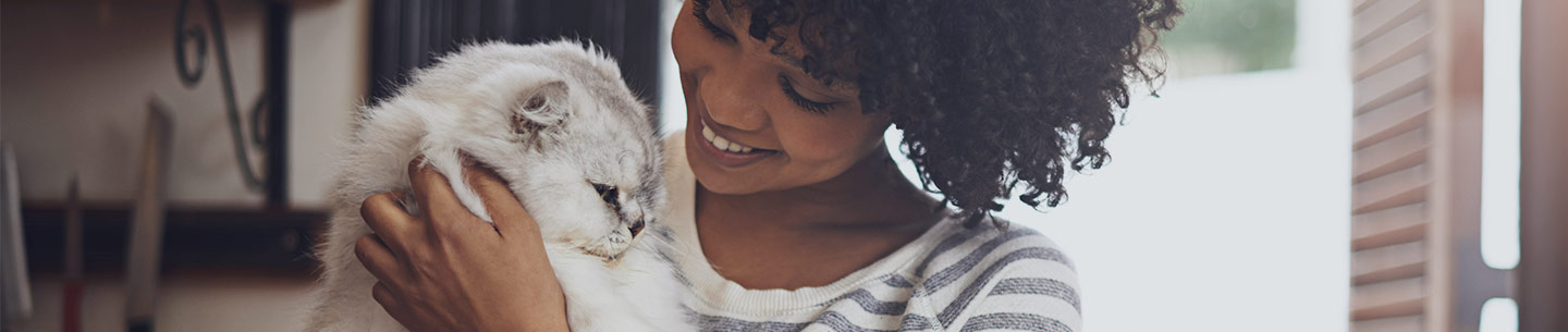 Une femme avec son chat