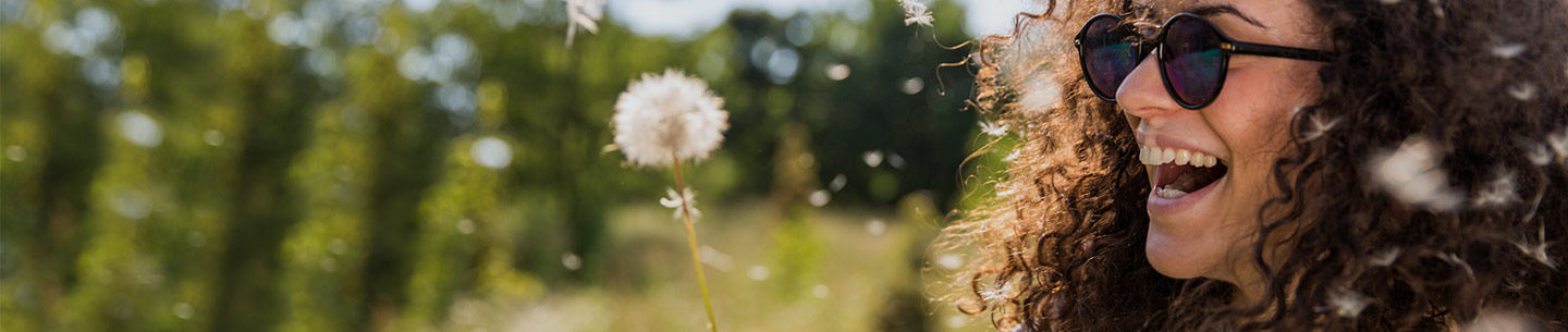 Une femme à l'extérieur avec plein de pollen, mais qui n'a pas d'allergie